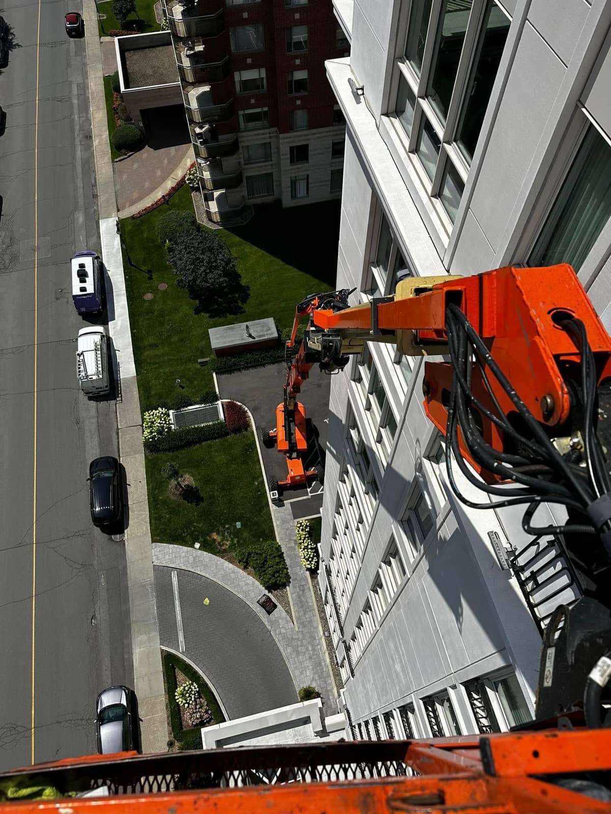 Boom lift deployed along a façade